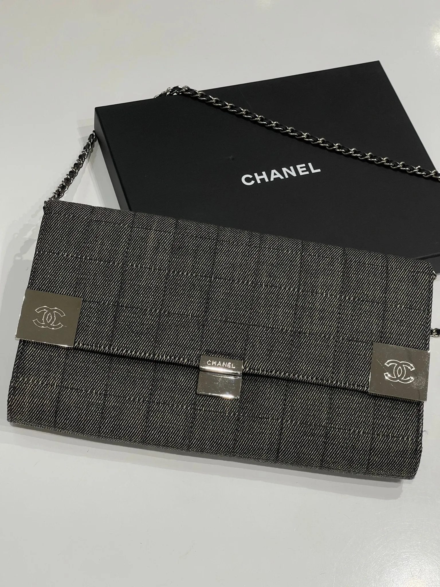 Chanel - sac baguette classique jersey gris