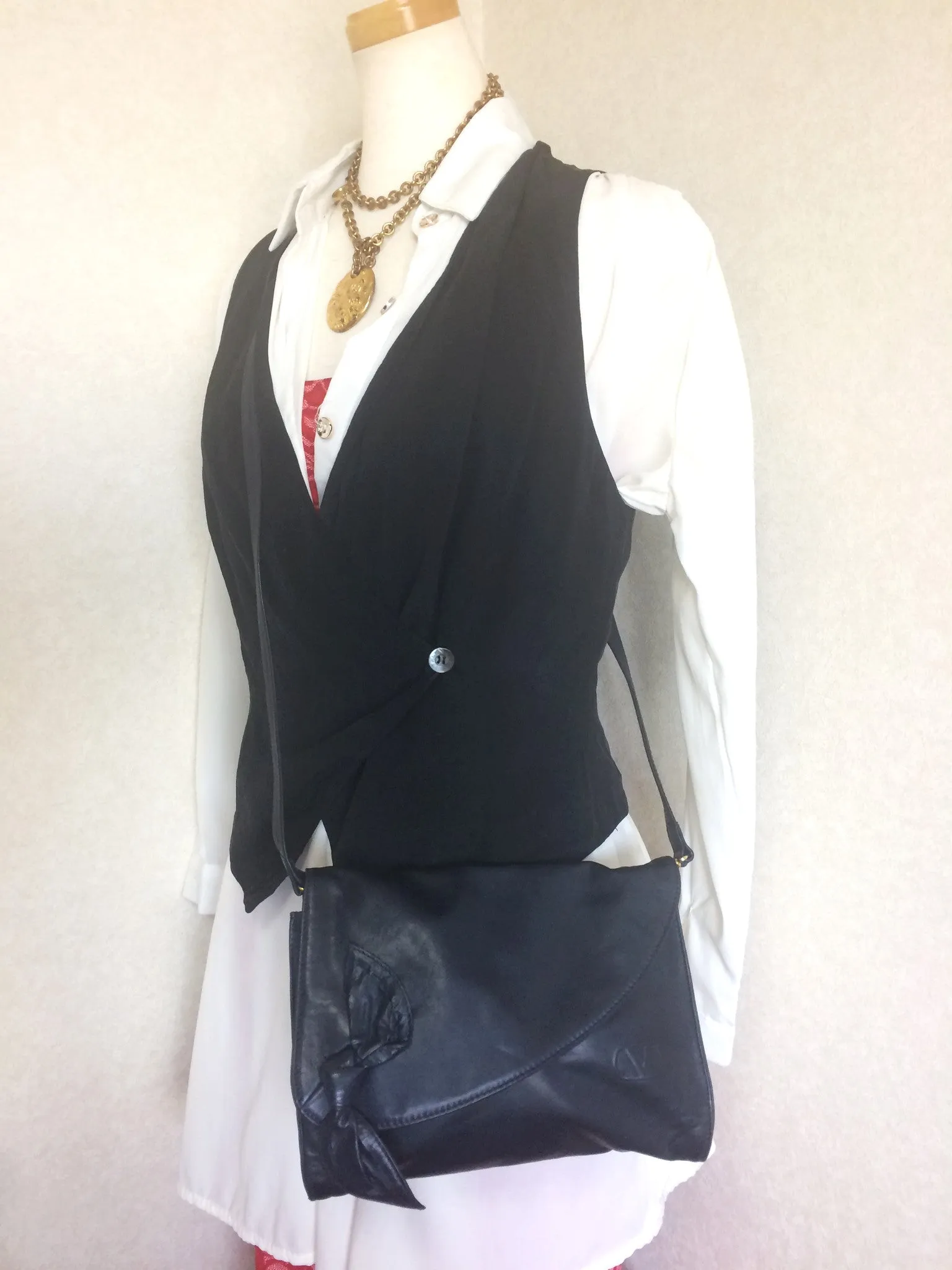 Vintage Valentino Garavani, Black nappa leather clutch purse, shoulder bag with tied bow, ribbon and V logo motif at front. 060616r4